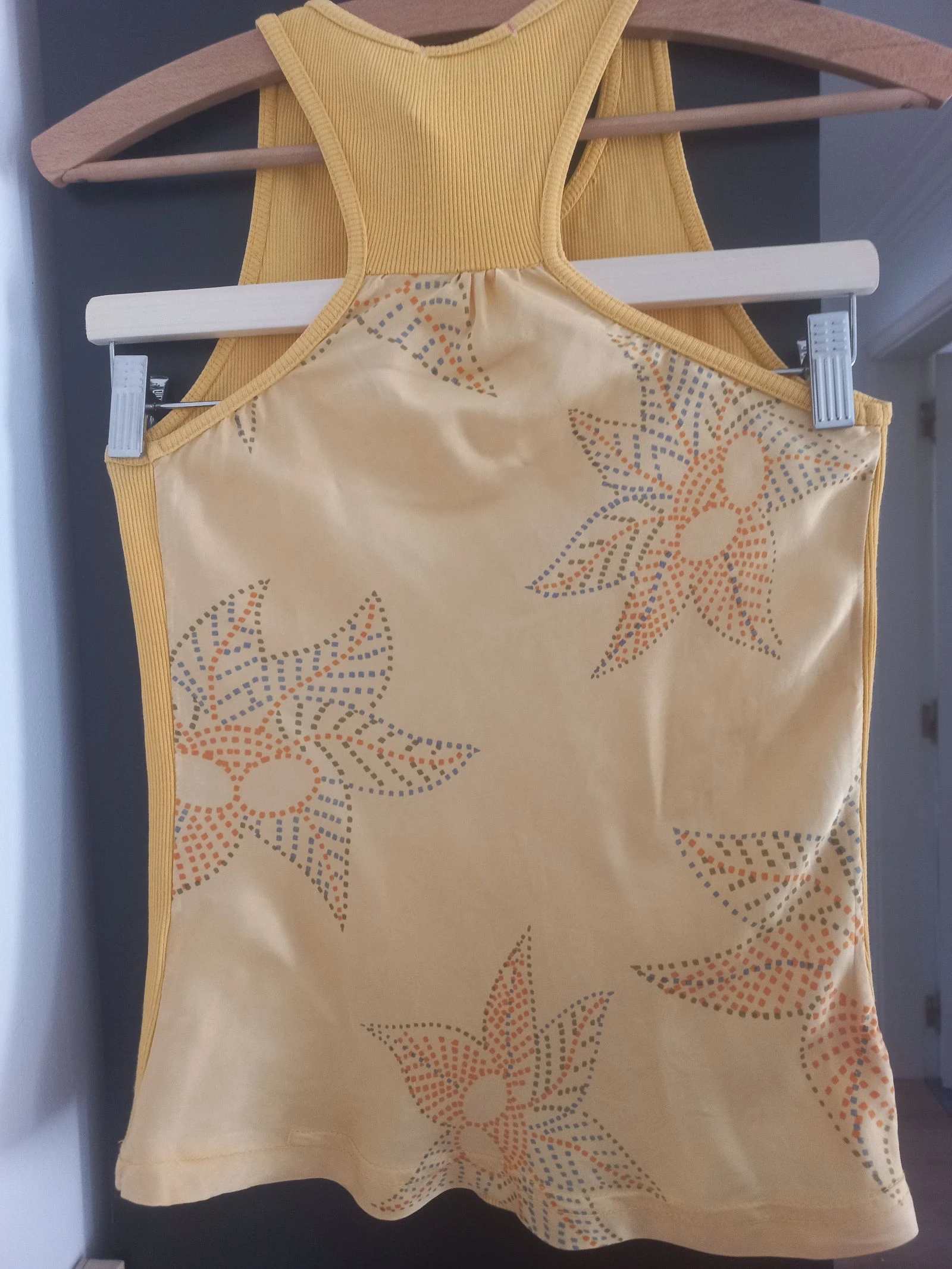 Purificação Garcia - top elegante de algodão e tecido acetinado amarelo – photo 5
